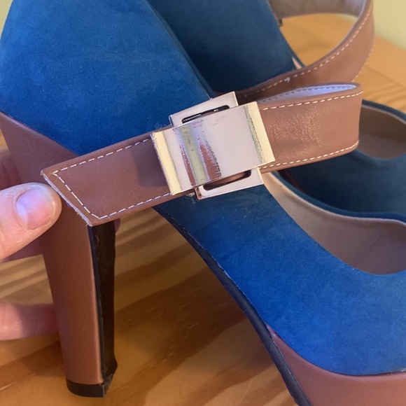Blue/brown heel with Velcro strap. Nice gold buckle detail. - Picture 4 of 4